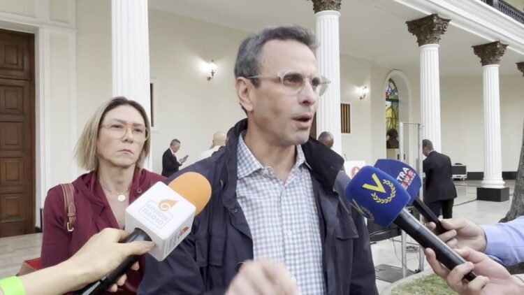 Henrique Capriles says that the wage fight continues