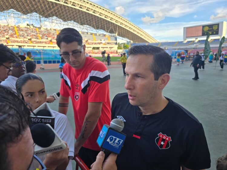 Alajuelense manager speaks clearly about Óscar Ramírez and answers if José Saturnino Cardozo is an option