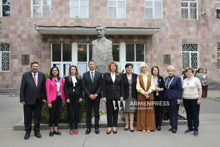 The President of Bulgaria was hosted at the school named after Peyo Yavorov in Yerevan