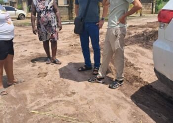 Minister Tsang hears the needs of De Nieuwe Grond during a neighborhood meeting – De Ware Tijd