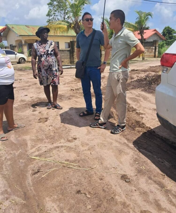 Minister Tsang hears the needs of De Nieuwe Grond during a neighborhood meeting – De Ware Tijd