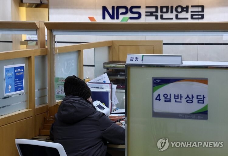 Nearly 120,000 people receive over 2 mln won in monthly pensions: data