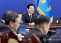 (2nd LD) Lee warns excessive labor union demands could harm other workers