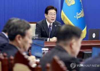 (2nd LD) Lee warns excessive labor union demands could harm other workers
