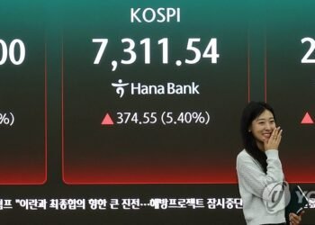 Seoul shares up 6 pct to over 7,300 late Wed. morning on chip rally, hopes for peace in Middle East