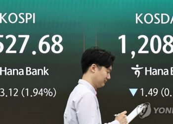 (2nd LD) Seoul shares up nearly 1.5 pct at fresh peak after briefly topping 7,500 on Iran peace deal hopes; won rises