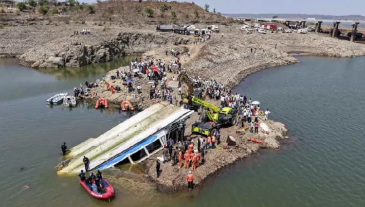 A storm overturns a tourist boat in India… 9 dead and 6 missing, including children