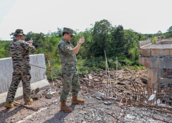 Cambodia hosts Foreign Military Attachés at site of destroyed Stung Meteuk Bridge