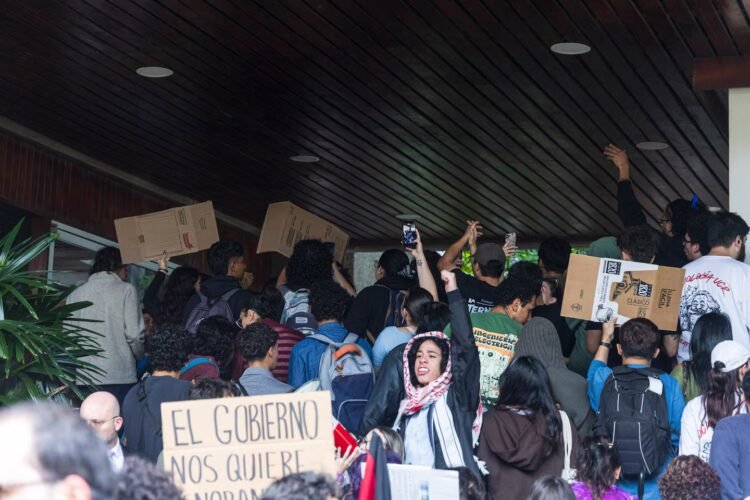 Pedro Navarro in the middle of the chaos at the UCR: ‘The window broke and I just shouted: Be careful, they’re going to cut themselves!’