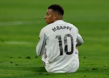Kylian Mbappé works on the sidelines with his sights set on the Barça-Real Madrid classic