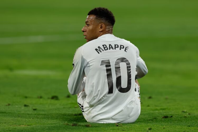 Kylian Mbappé works on the sidelines with his sights set on the Barça-Real Madrid classic