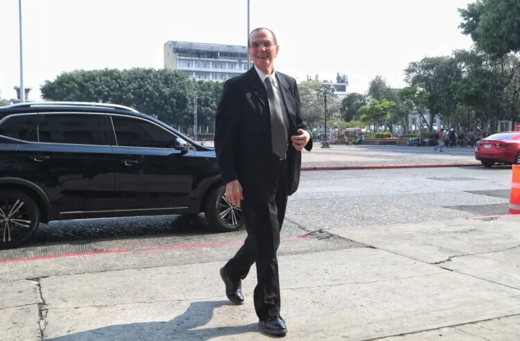 Julio César Rivera Clavería arrives at the National Palace for an interview with Arévalo