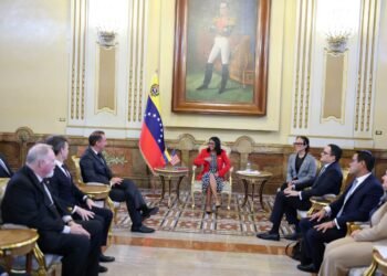 Rodríguez signs agreements with two energy companies in the United States