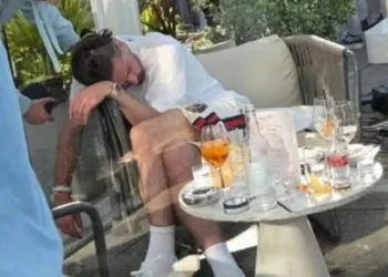 An English footballer fell asleep “dead drunk” in a bar in Manchester