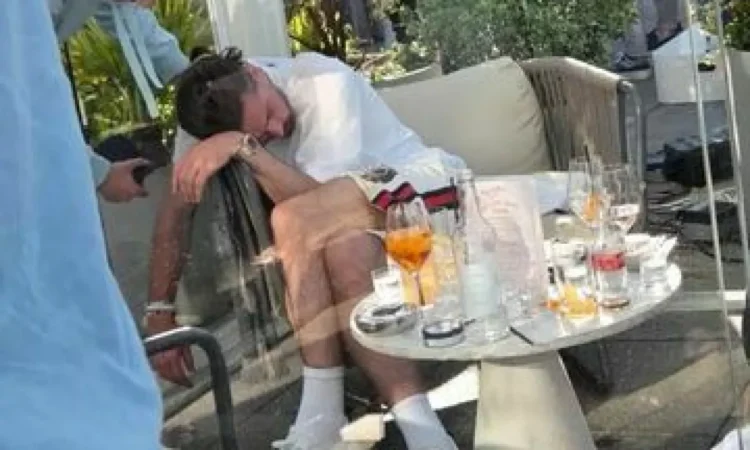 An English footballer fell asleep “dead drunk” in a bar in Manchester