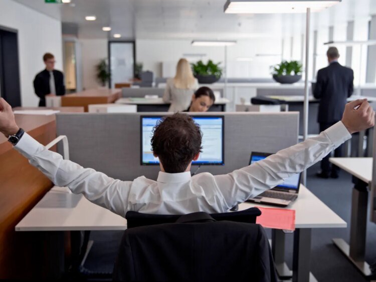 Job offers at Swiss banks hit three-year low in April