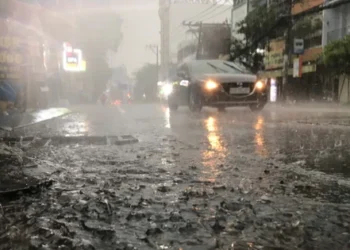 Ho Chi Minh City sees heavy rain after prolonged heat, thunderstorms expected to persist