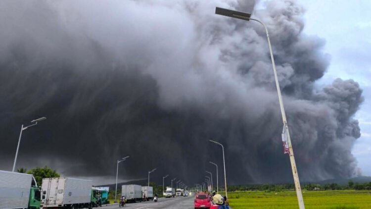 Dangerous ash rain from Mayon Volcano triggers panic around northeastern Philippines