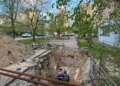 In Kyiv, a girl fell into a pit where utility workers were repairing pipes