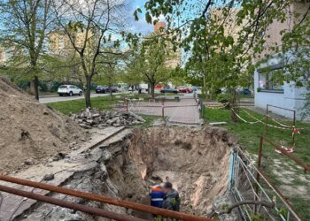 In Kyiv, a girl fell into a pit where utility workers were repairing pipes
