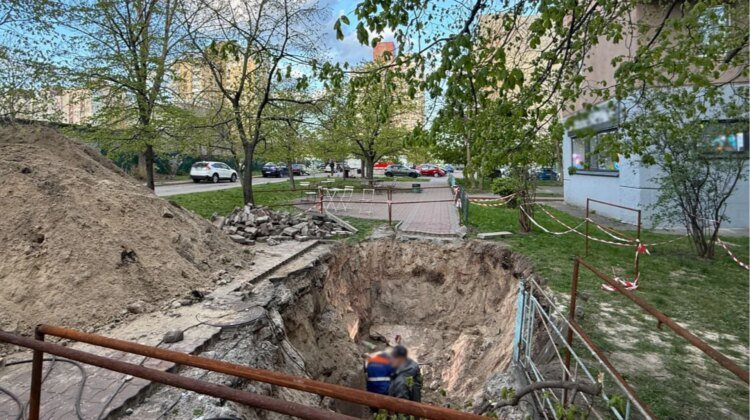 In Kyiv, a girl fell into a pit where utility workers were repairing pipes
