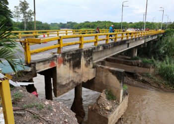 They close the border bridge between Colombia and Venezuela due to structural failure