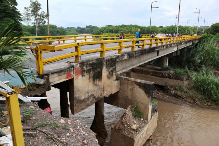 They close the border bridge between Colombia and Venezuela due to structural failure