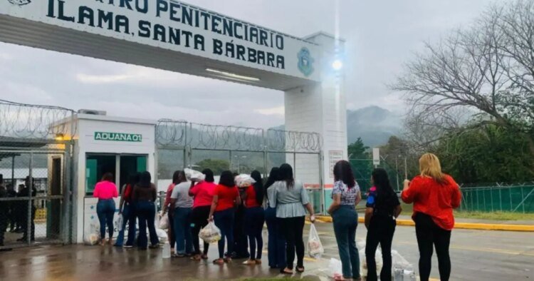 “They stripped me completely naked”: they denounce degrading reviews in prisons in Honduras