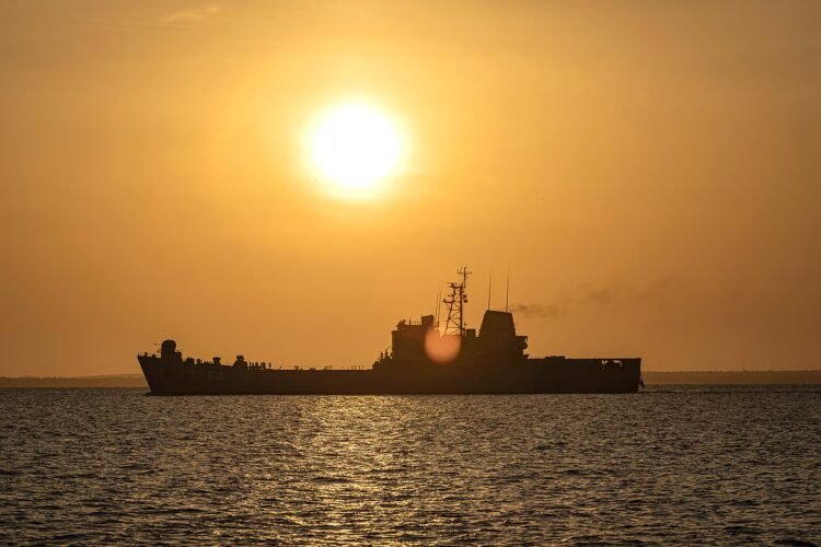 US seizure of Iranian ship causes oil to rise 5% and increases risk in the Strait of Hormuz