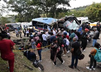 Dissident guerrillas assume responsibility for the attack that left 21 dead in Colombia
