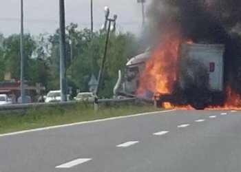 Jutarnji list – The truck broke through the fence and hit a power line and caught fire. The driver was trapped in the burning vehicle
