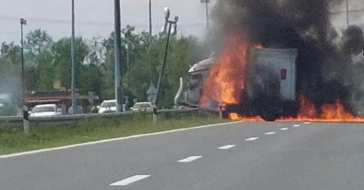 Jutarnji list – The truck broke through the fence and hit a power line and caught fire. The driver was trapped in the burning vehicle