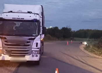 Fatal accident in Soriano: one person died after a collision between a truck and a motorcycle on Route 95. The incident occurred this Thursday around 5:30 p.m. at kilometer 31 of Route 95, which is still closed
