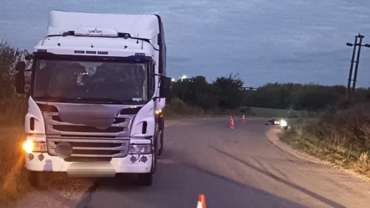Fatal accident in Soriano: one person died after a collision between a truck and a motorcycle on Route 95. The incident occurred this Thursday around 5:30 p.m. at kilometer 31 of Route 95, which is still closed