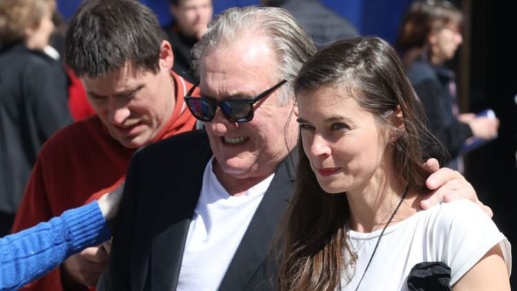 The world condemns him, she publicly confesses her love for him: I fell in love with an impudent man, says Depardieu’s 28 years younger Czech partner – Hviezdne kauzy – Cocktail