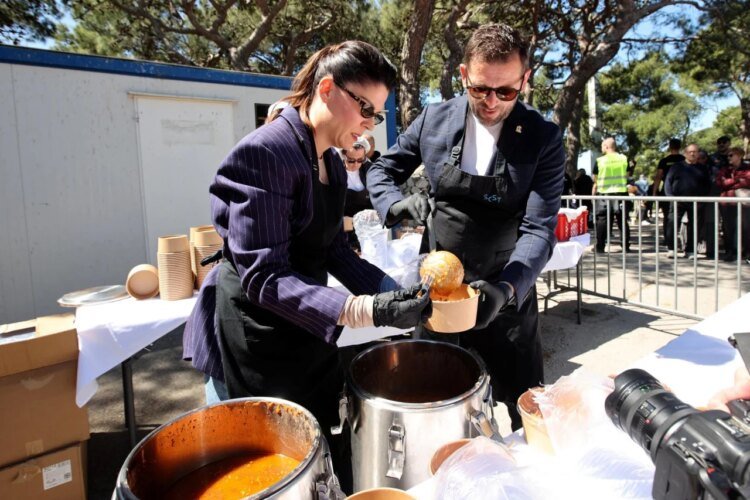 Slobodna Dalmacija – VIDEO Beans on Marjan’s uvik fail! 2,500 portions were distributed, the people of Split enjoyed nature: ‘I’m enjoying it, the beans are great!’