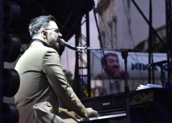 Slobodna Dalmacija – Large photo gallery: After two years, Petar Grašo performed in his hometown, his wife Hana and daughter Alba in the audience