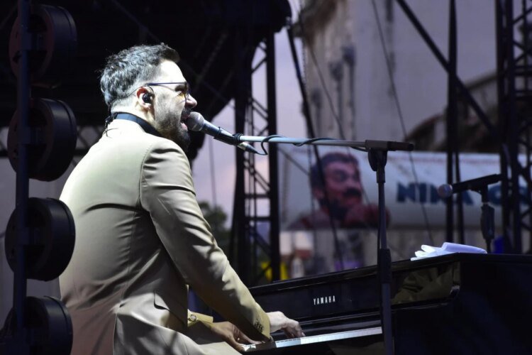 Slobodna Dalmacija – Large photo gallery: After two years, Petar Grašo performed in his hometown, his wife Hana and daughter Alba in the audience