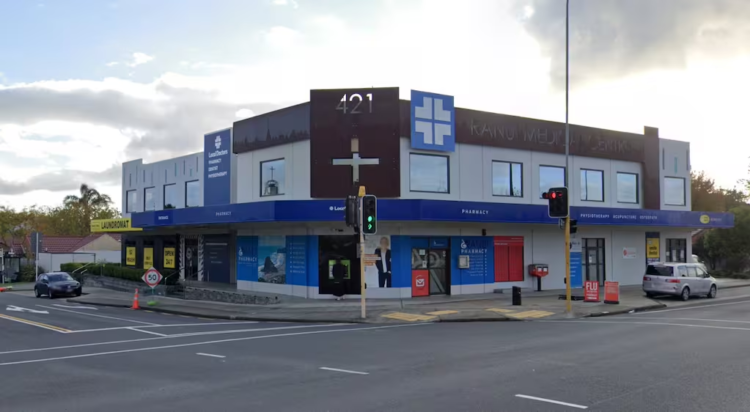 Bystander, officer among injured in two Auckland stabbings