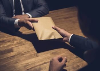Bribe of 600 thousand lei for government contracts. With whom did the ex-head of the housing and communal services department of Chisinau share it?