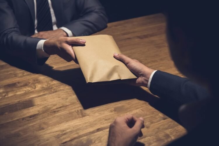 Bribe of 600 thousand lei for government contracts. With whom did the ex-head of the housing and communal services department of Chisinau share it?