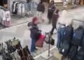 First he examined, then he stole: This is how the female thief was caught on camera
