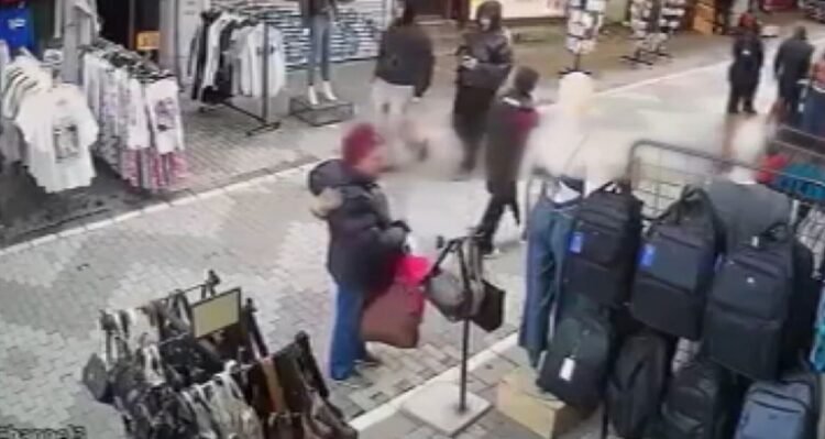 First he examined, then he stole: This is how the female thief was caught on camera