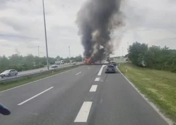 Accident in Croatia, the truck broke through the fence and caught fire, the driver was trapped