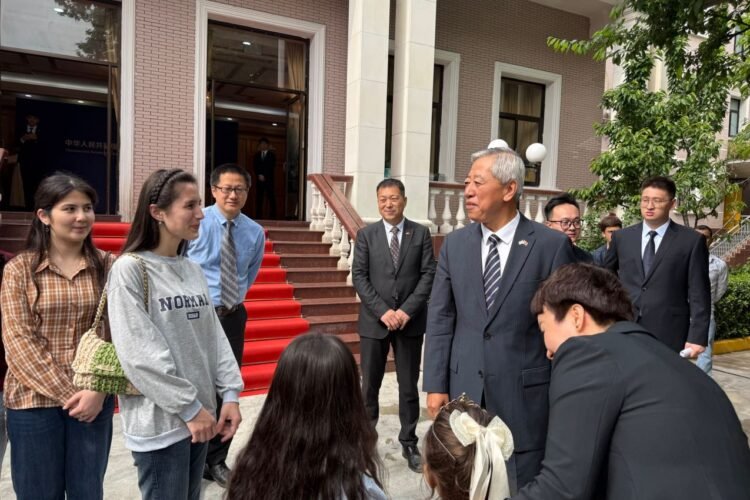 Meetings, stories and help for children: an Open Day was held at the Chinese Embassy