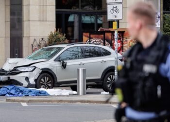 Two dead after car hits crowd in Leipzig centre