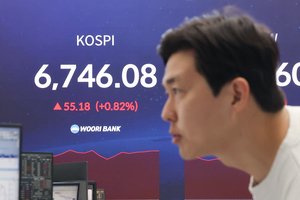 Foreign picks beat retail nearly threefold