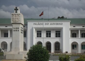Finance Ministry presents US$2.4 billion rectified budget to Prime Minister