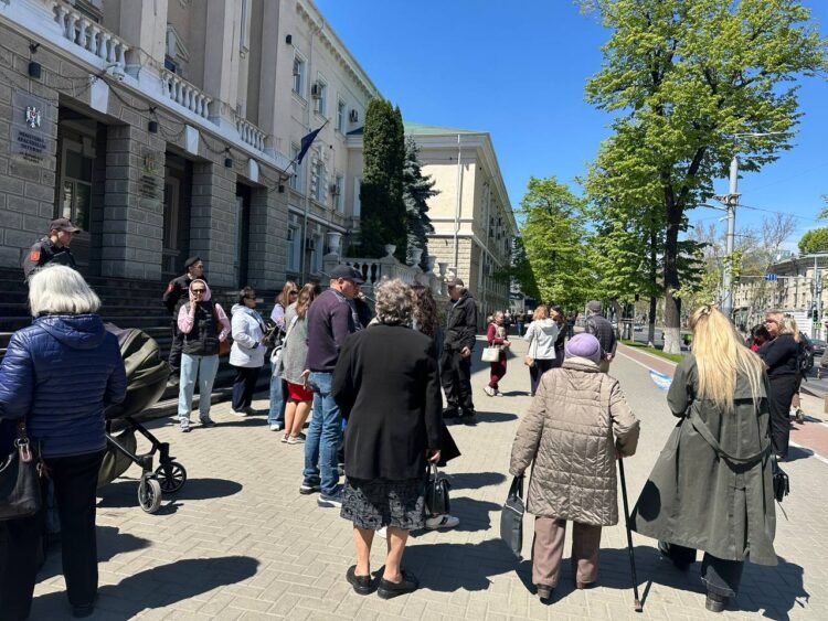 In Chisinau, a flash mob was held near the building of the Ministry of Internal Affairs in memory of Lyudmila Vartik