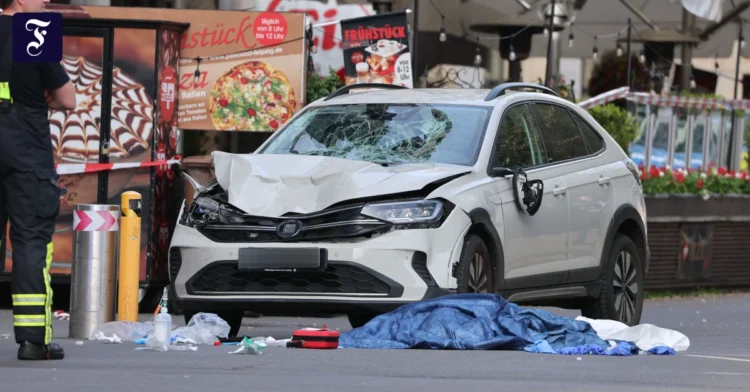 Car drives into a group of people in downtown Leipzig – one dead